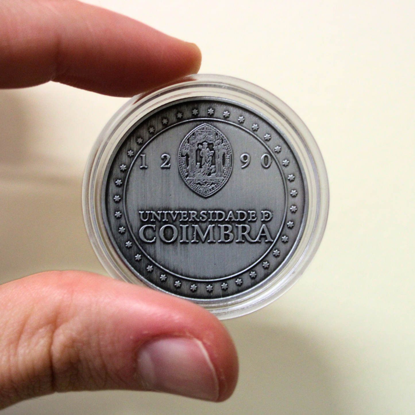 Moeda Oficial da Universidade de Coimbra em prateado, verso.