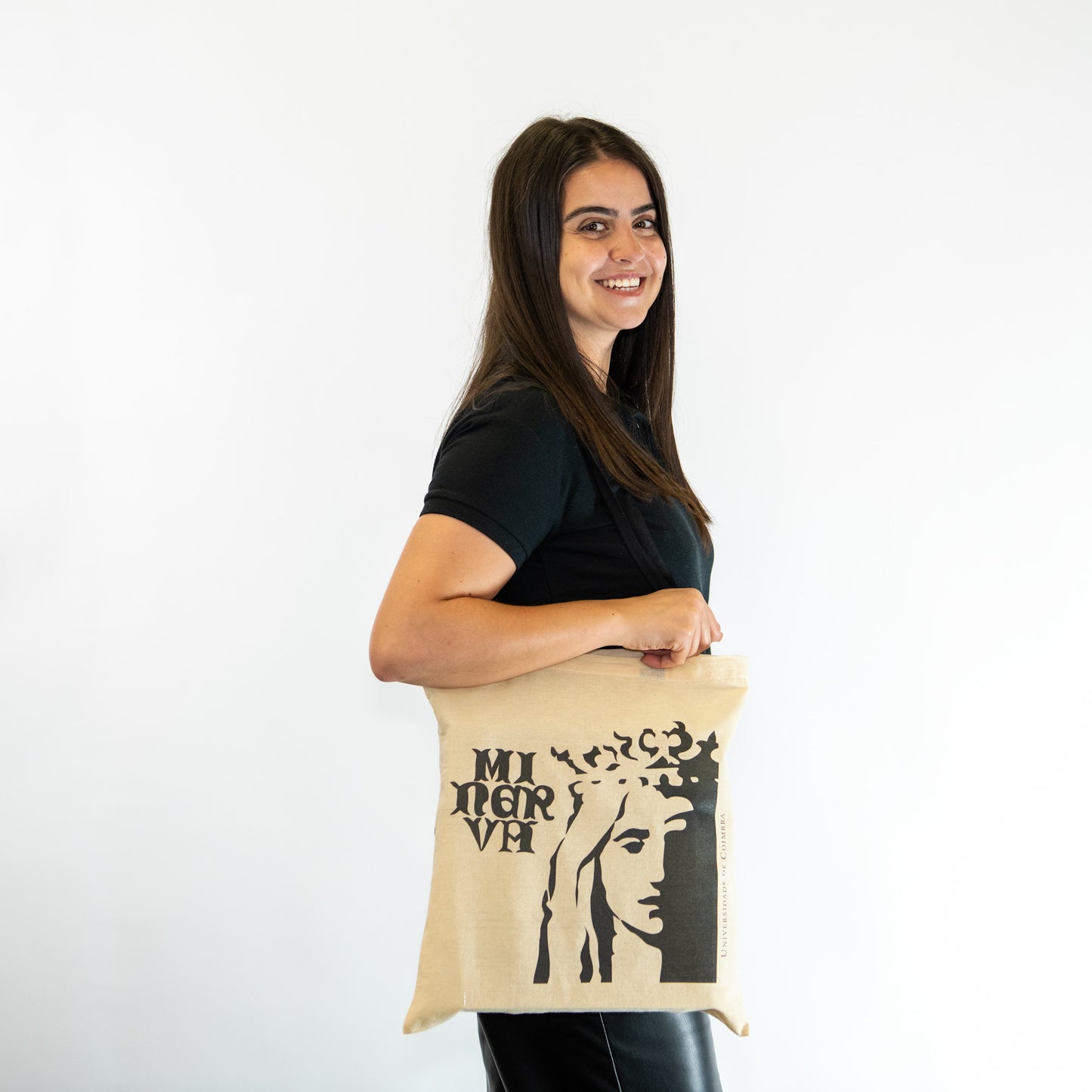 Tote Bag de cor cru/branco com o rosto da figura alegórica da Sapiência em preto.