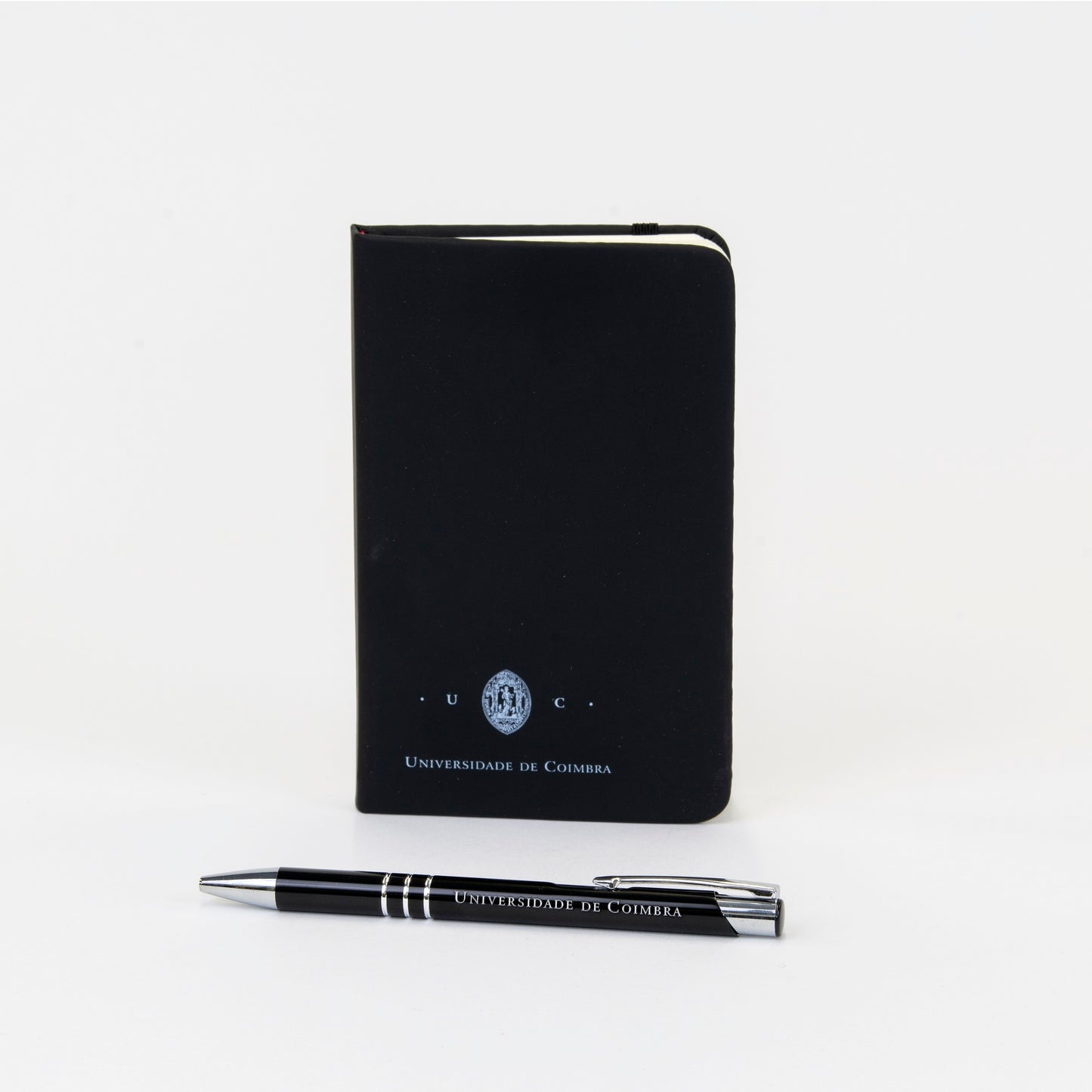 Bloco A6 Preto com insignia da Universidade de Coimbra. Esferográfica inlcuida.