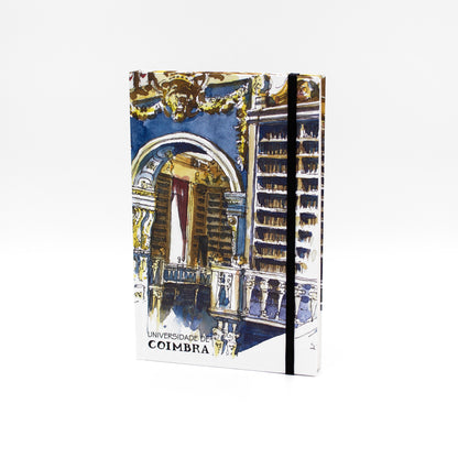 Bloco de notas A5 com folhas lisas, decorado com a ilustração da Biblioteca Joanina da Universidade de Coimbra, da autoria de João Abel Mota