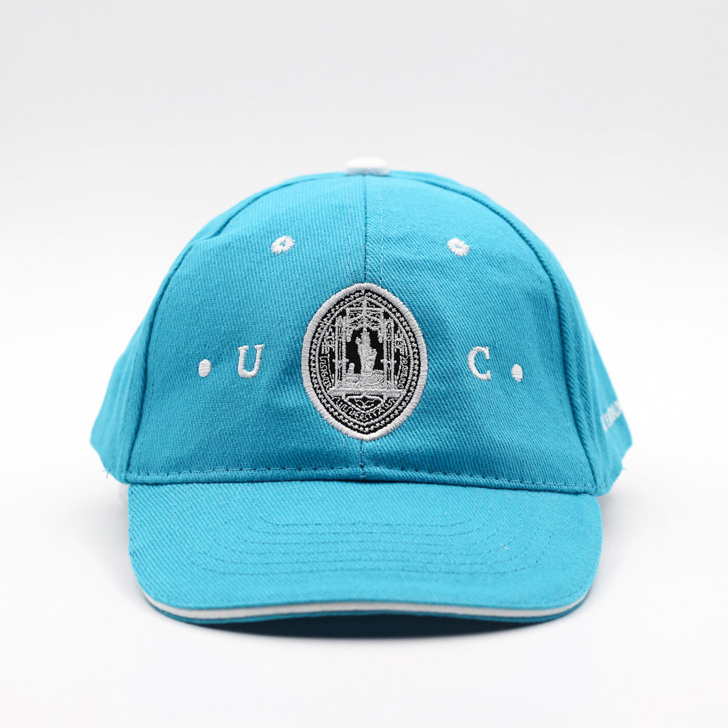 Boné Azul para criança com a insígnia da Universidade de Coimbra.