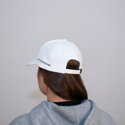 Boné Branco para adulto com a insígnia da Universidade de Coimbra.