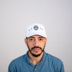 Boné Branco para adulto com a insígnia da Universidade de Coimbra.