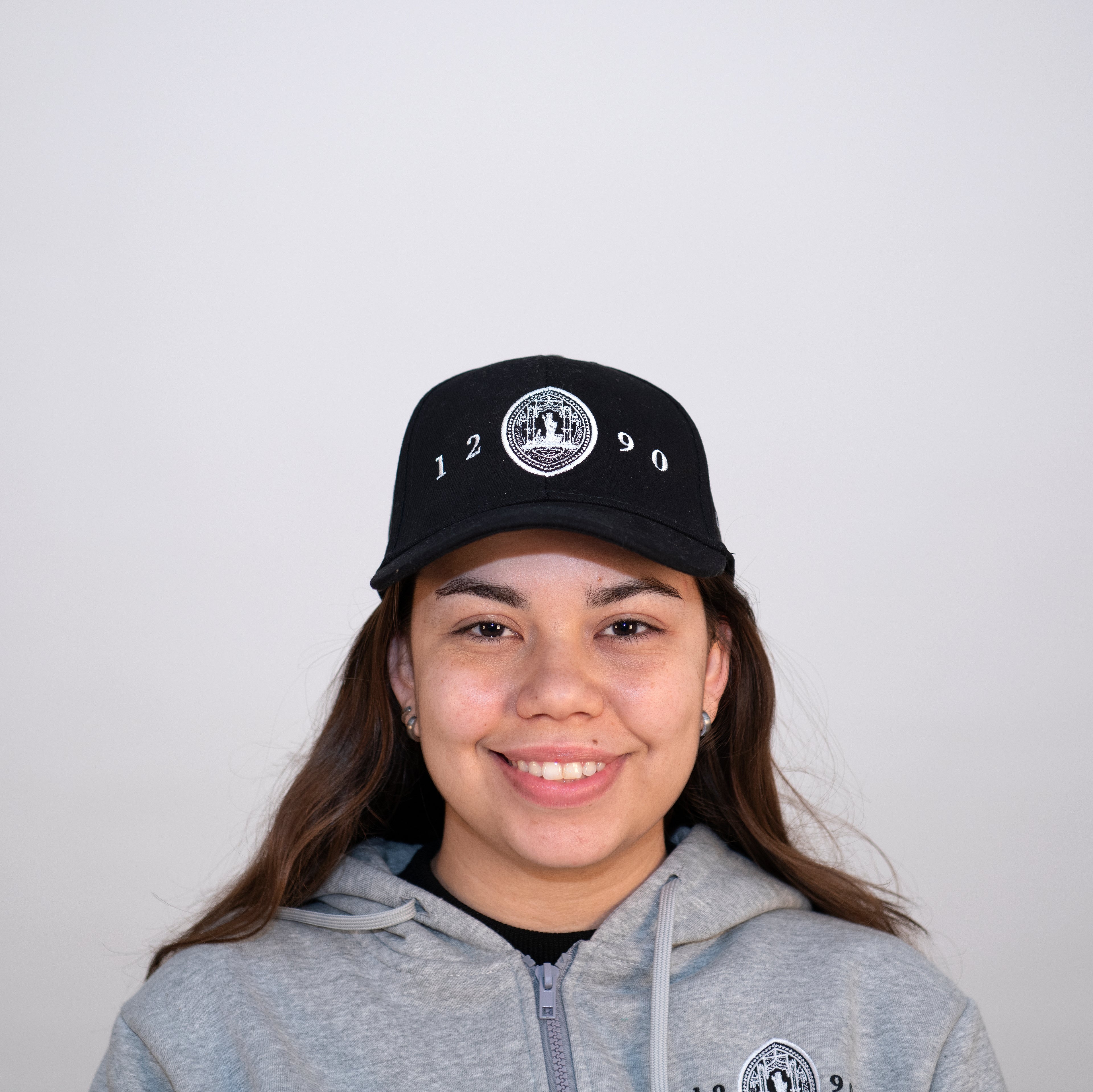 Boné Preto para adulto com a insígnia da Universidade de Coimbra.