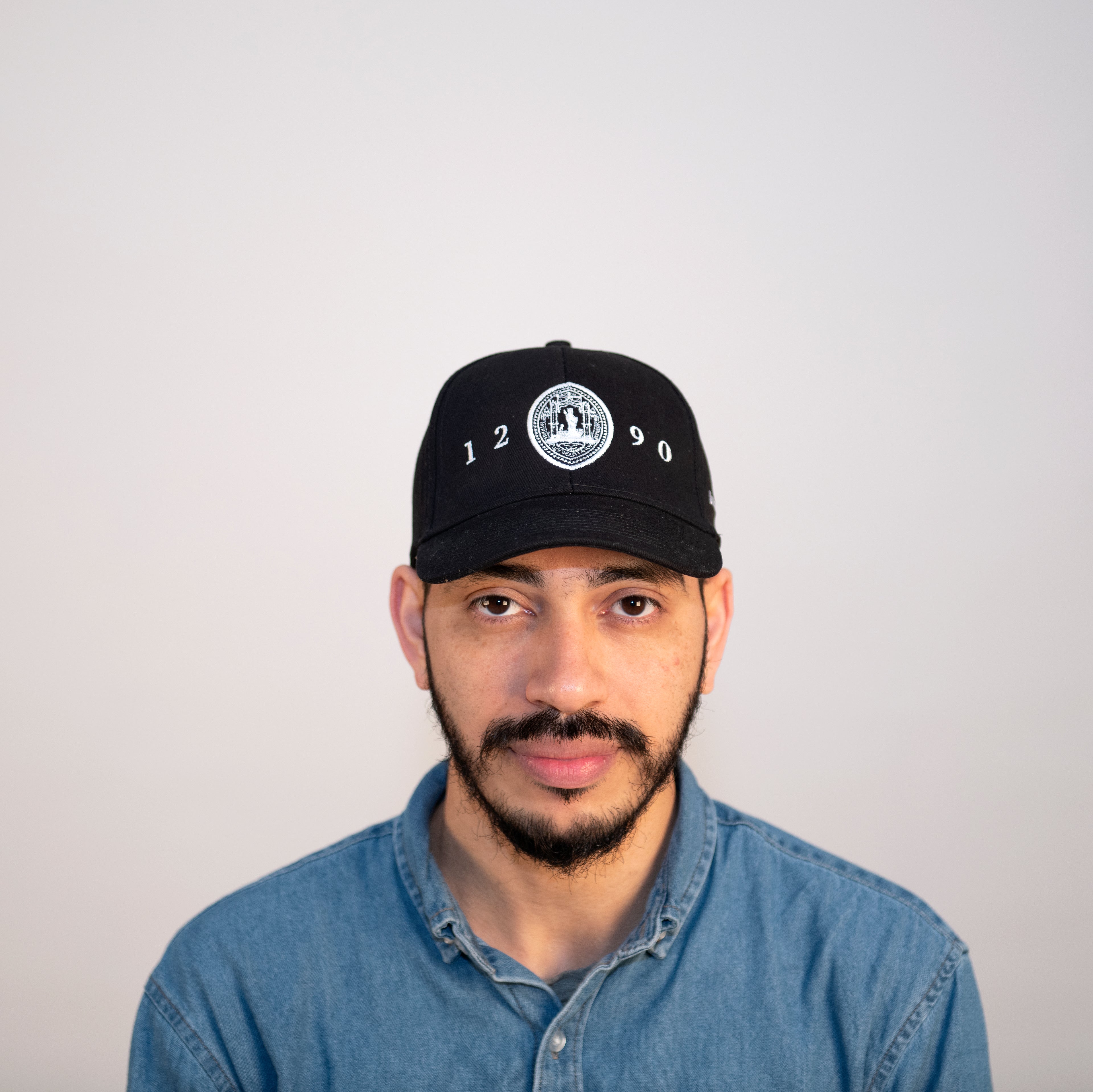 Boné Preto para adulto com a insígnia da Universidade de Coimbra.