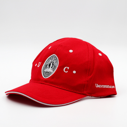 Boné Vermelho para criança com a insígnia da Universidade de Coimbra.