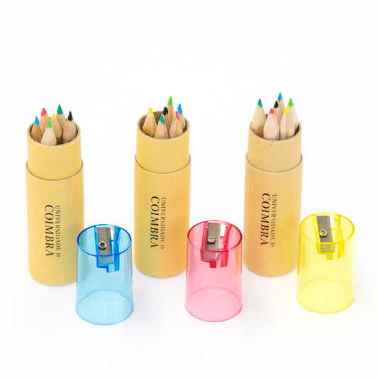 Caixas redondas com lápis de cor e afiadeira.