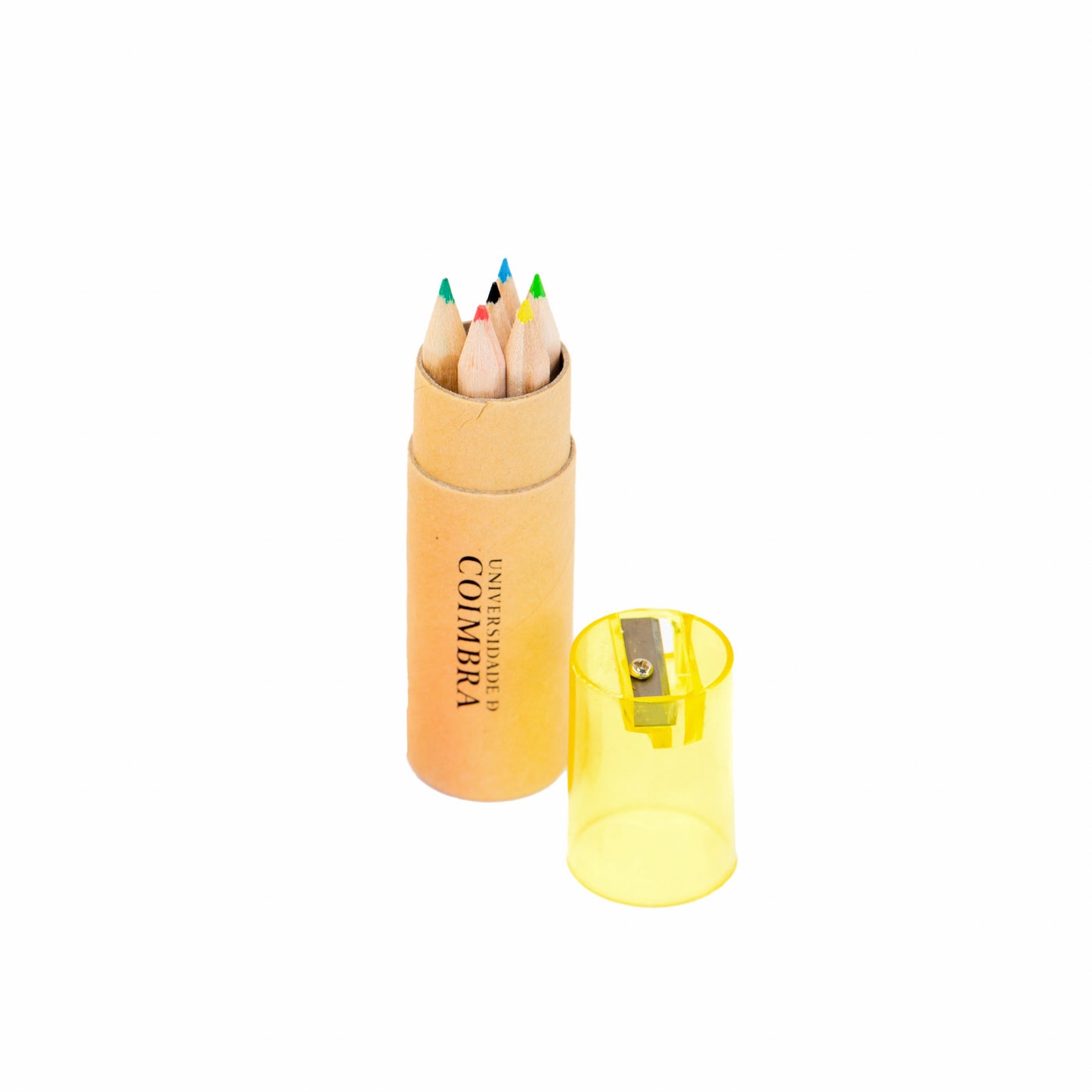 Caixa redonda amarela com lápis de cor e afiadeira.