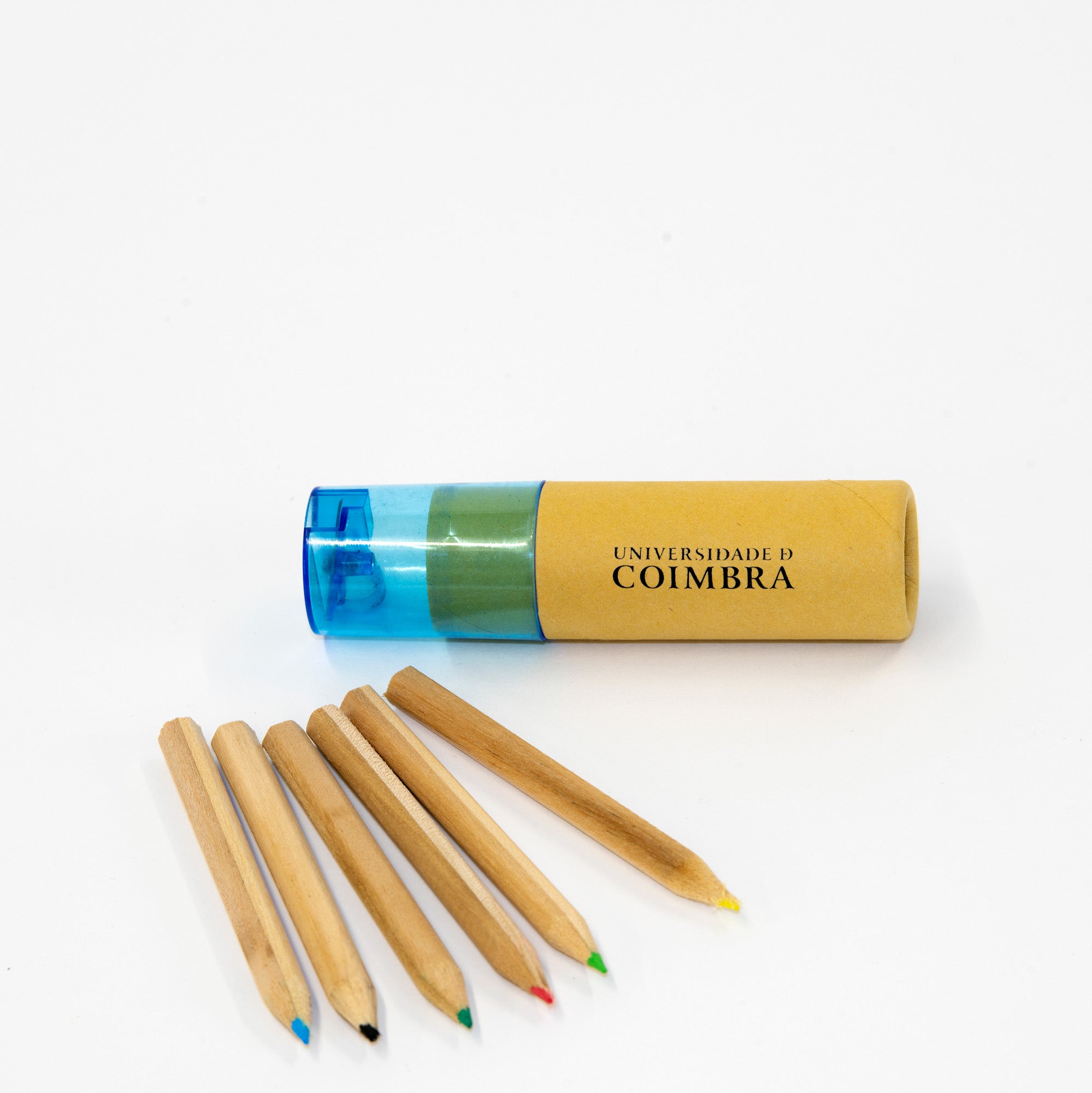 Caixa redonda azul com lápis de cor e afiadeira.