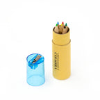 Caixa redonda azul com lápis de cor e afiadeira.