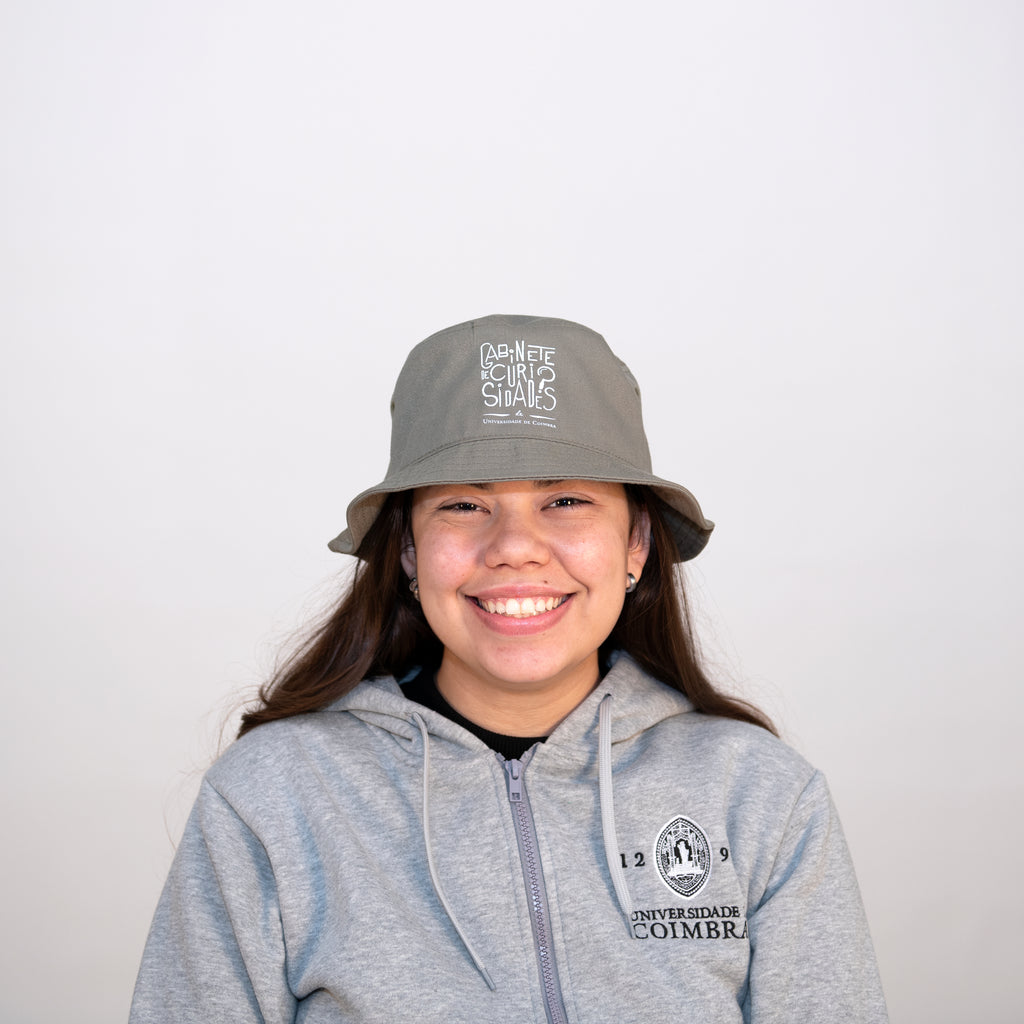 Chapéu Bucket Verde com logotipo Gabinete de Curiosidades UC.