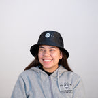 Chapéu Bucket Preto com logotipo da Universidade de Coimbra.