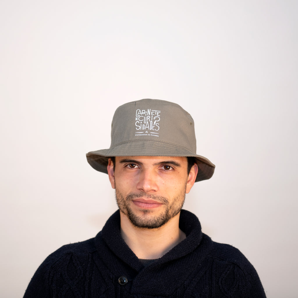 Chapéu Bucket Verde com logotipo Gabinete de Curiosidades UC.