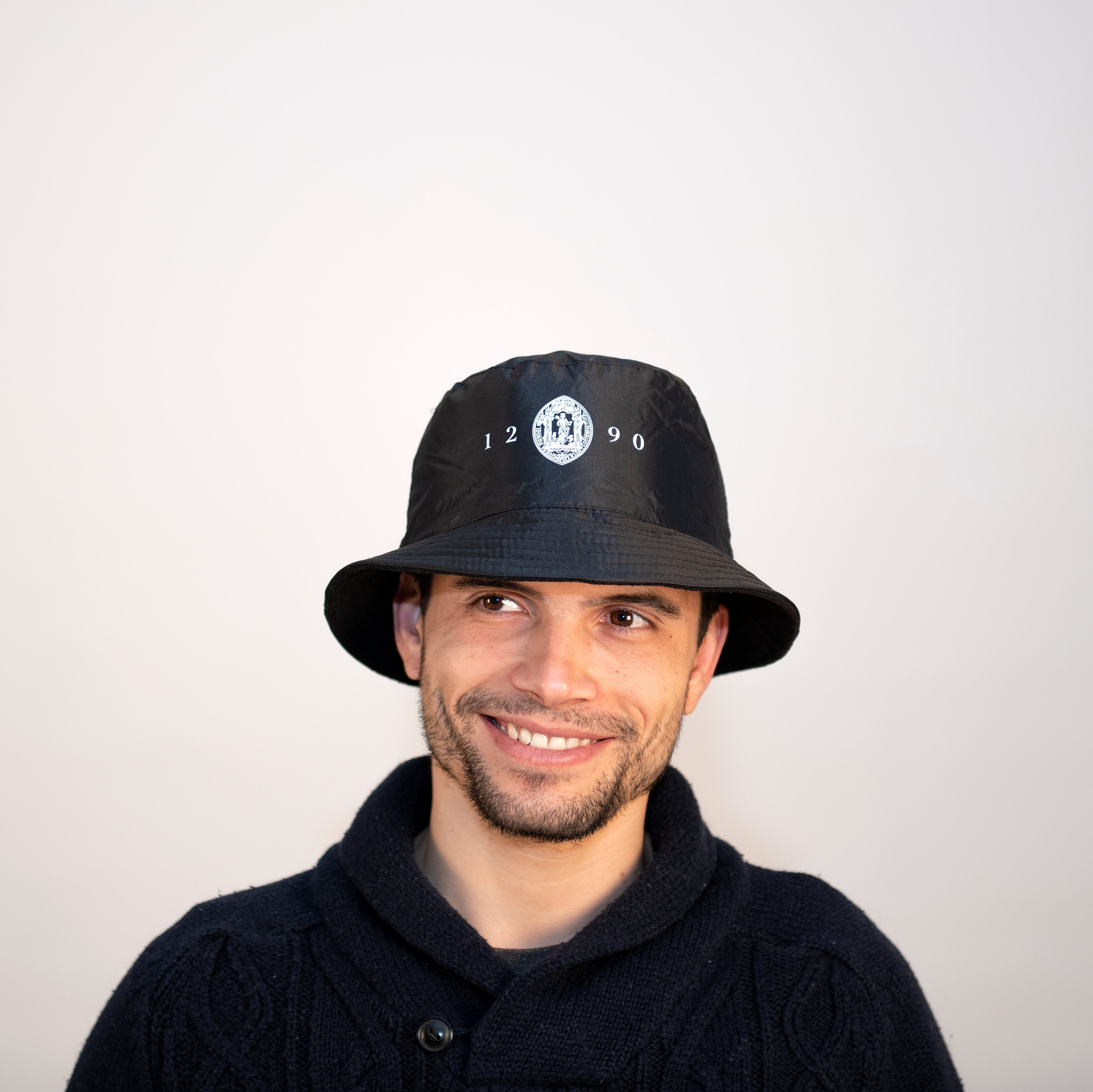 Chapéu Bucket Preto com logotipo da Universidade de Coimbra.