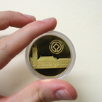 Moeda Oficial da Universidade de Coimbra em dourado, frente.