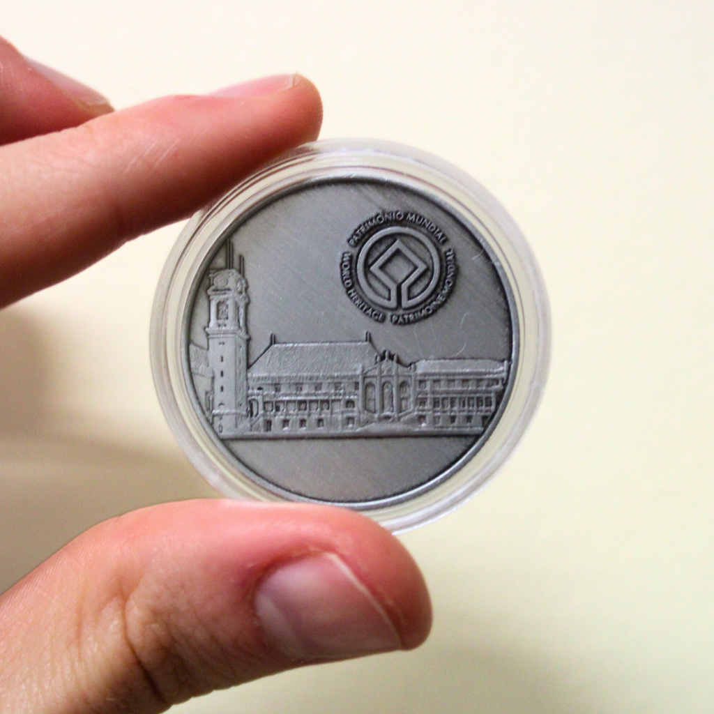 Moeda Oficial da Universidade de Coimbra em prateado, frente.