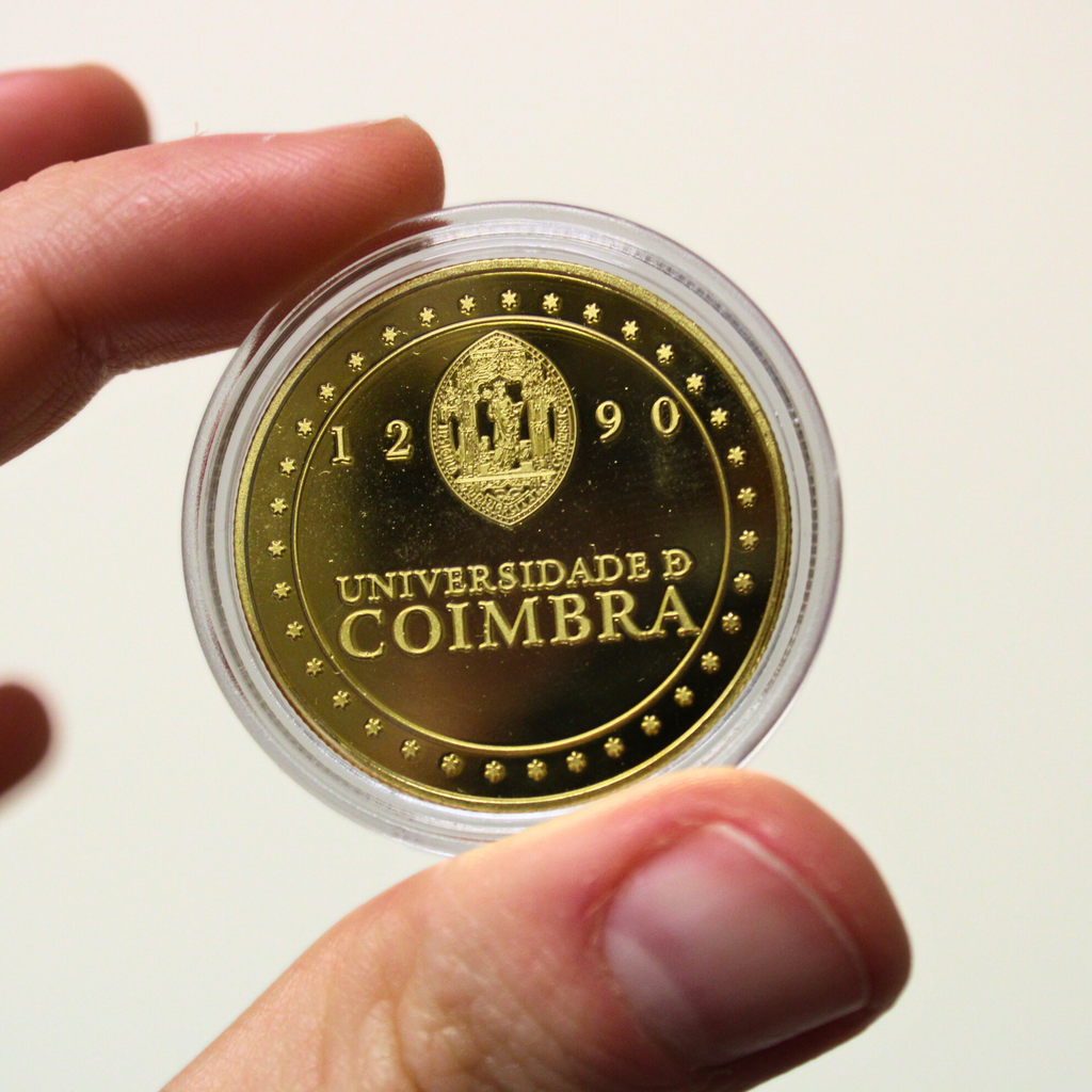 Moeda Oficial da Universidade de Coimbra em dourado, verso.