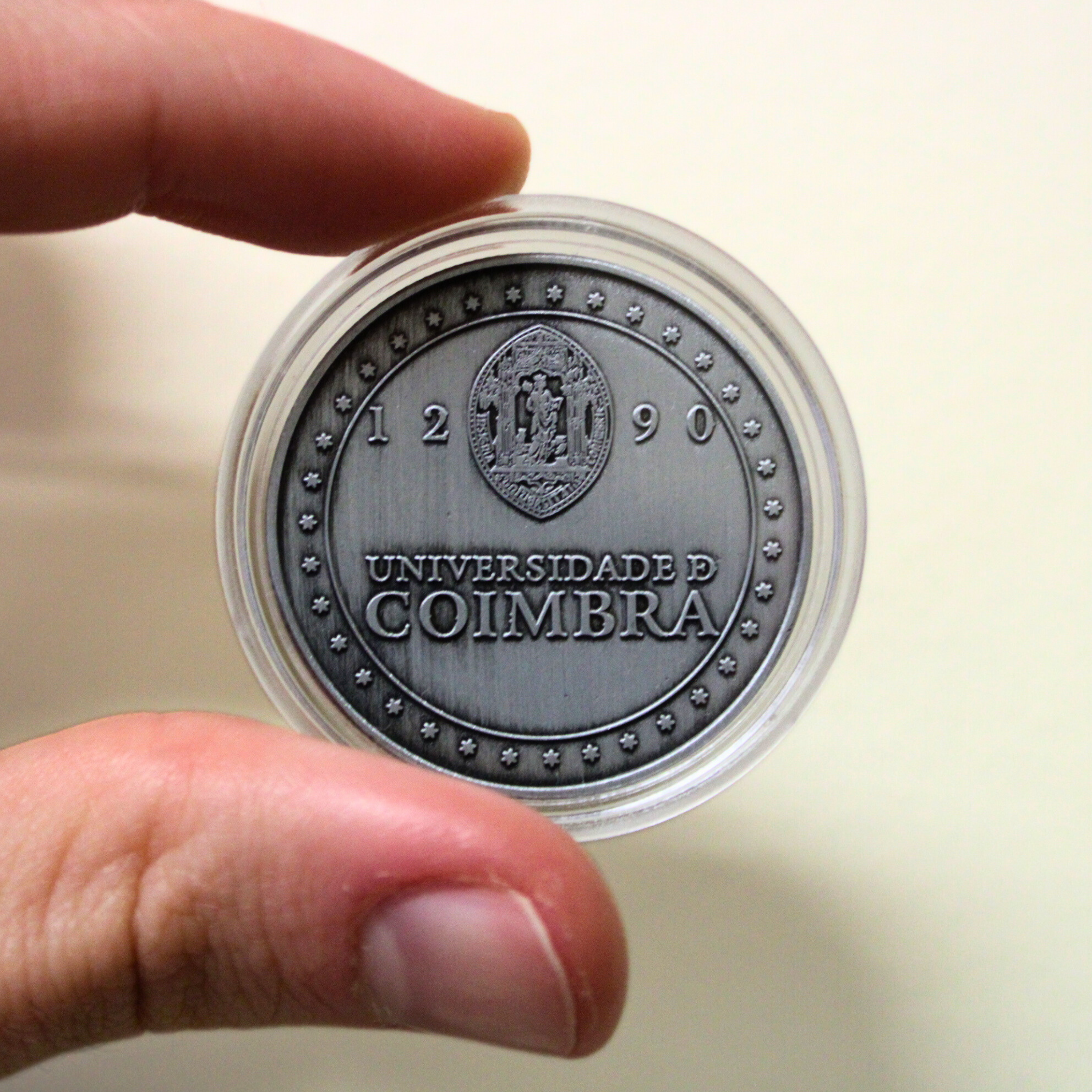 Moeda Oficial da Universidade de Coimbra em prateado, verso.