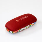 Caixa para óculos de cor vermelha escura na base e com reprodução da pintura do teto da Capela de São Miguel na parte de cima.