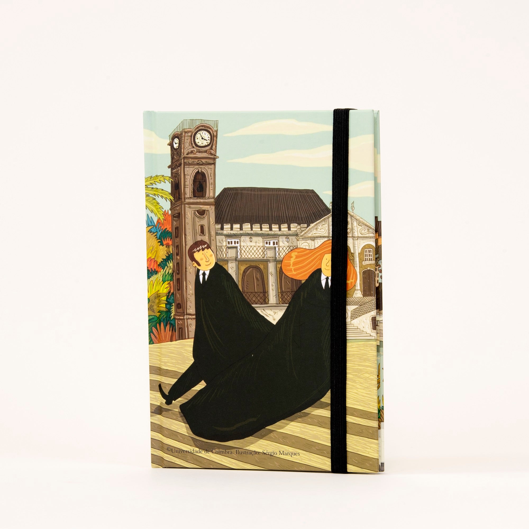 Bloco A5 de capa dura com elástico, realçando uma ilustração de dois estudantes vestidos com o traje académico da Universidade de Coimbra.